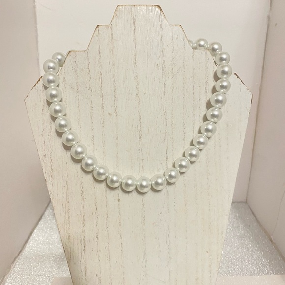 Elegant White Pearl Necklace - Picture 6 of 7